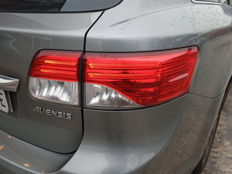 toyota avensis sedán (_t27_) del año 2011