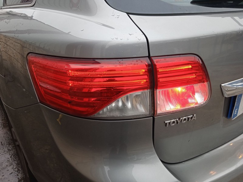 toyota avensis sedán (_t27_) del año 2011