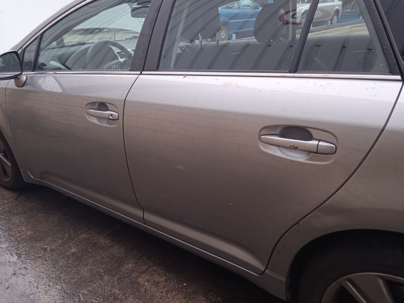 toyota avensis sedán (_t27_) del año 2011