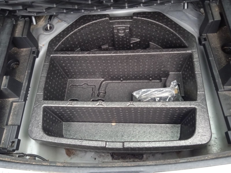 toyota avensis sedán (_t27_) del año 2011