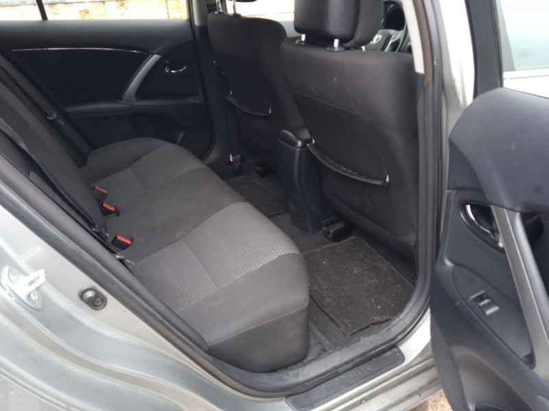 toyota avensis sedán (_t27_) del año 2011