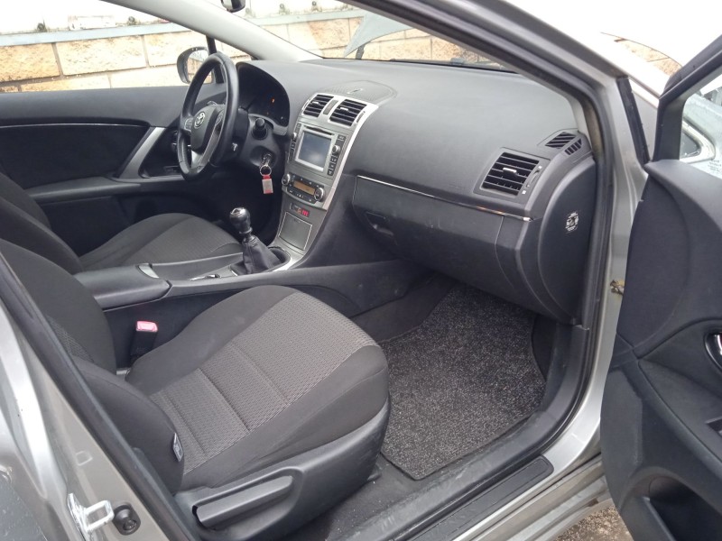 toyota avensis sedán (_t27_) del año 2011