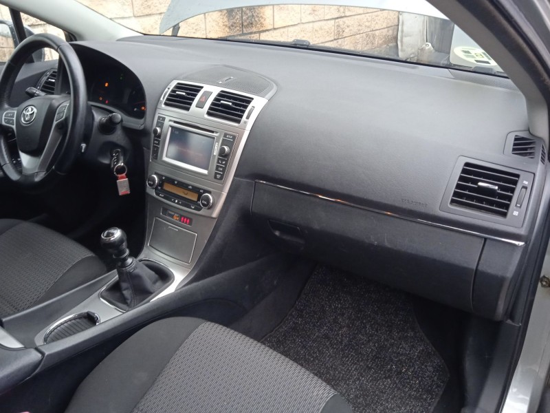 toyota avensis sedán (_t27_) del año 2011