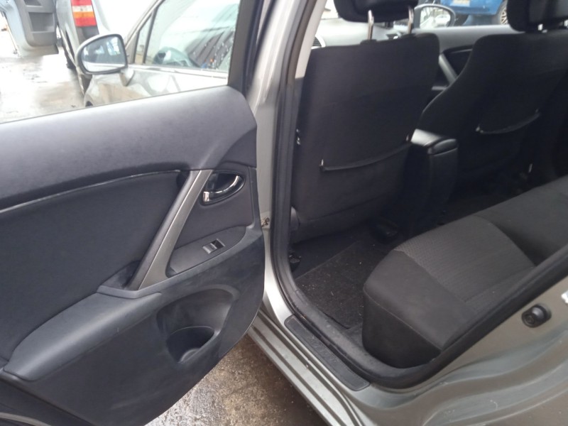 toyota avensis sedán (_t27_) del año 2011