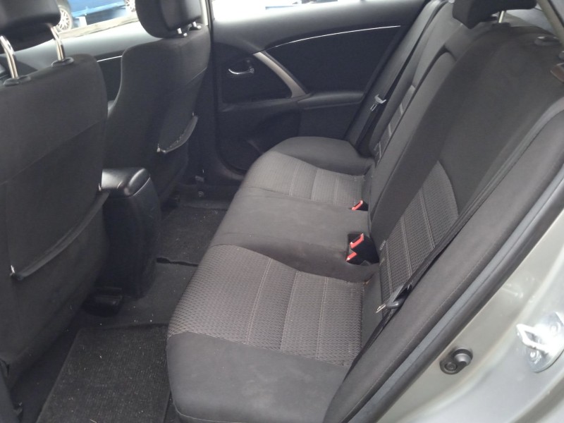 toyota avensis sedán (_t27_) del año 2011