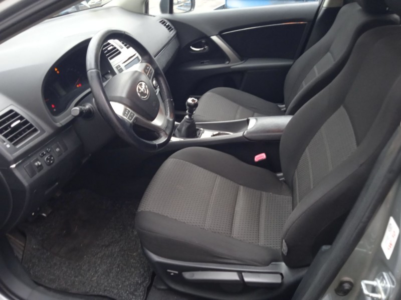 toyota avensis sedán (_t27_) del año 2011