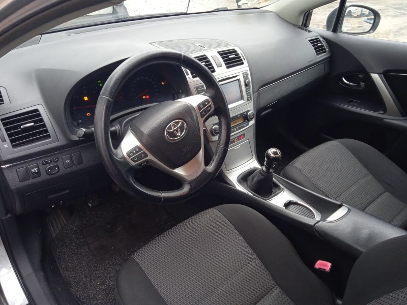 toyota avensis sedán (_t27_) del año 2011