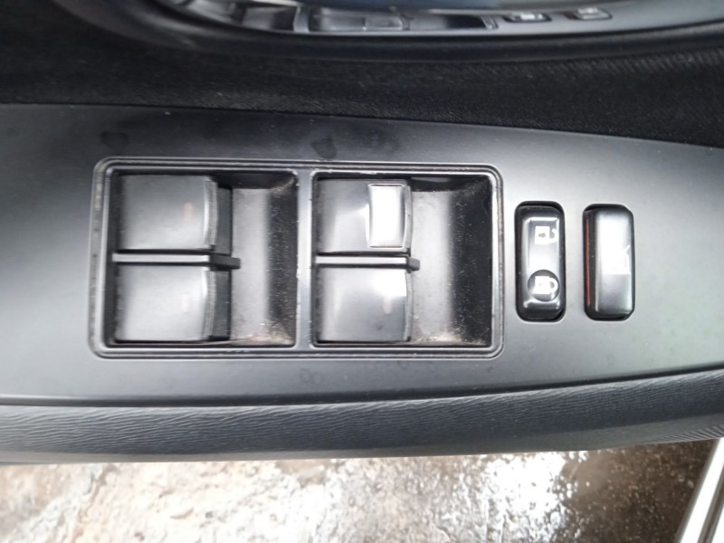 toyota avensis sedán (_t27_) del año 2011