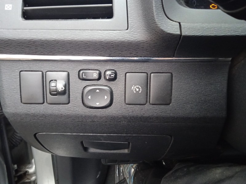 toyota avensis sedán (_t27_) del año 2011