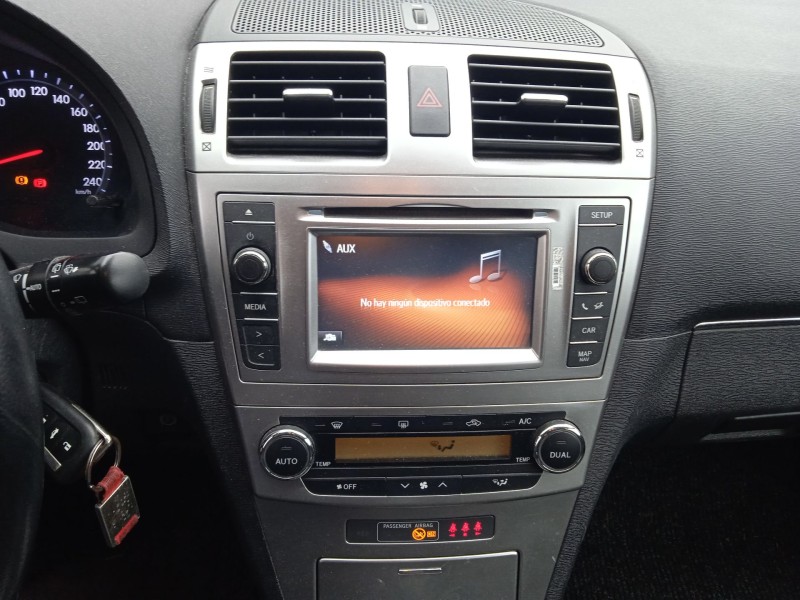 toyota avensis sedán (_t27_) del año 2011