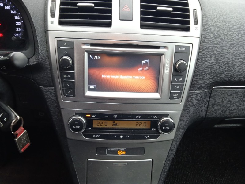 toyota avensis sedán (_t27_) del año 2011