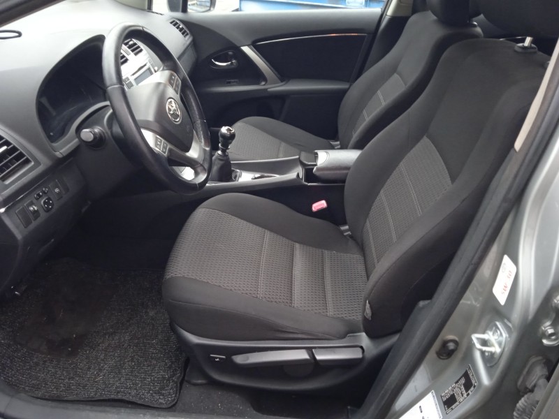 toyota avensis sedán (_t27_) del año 2011