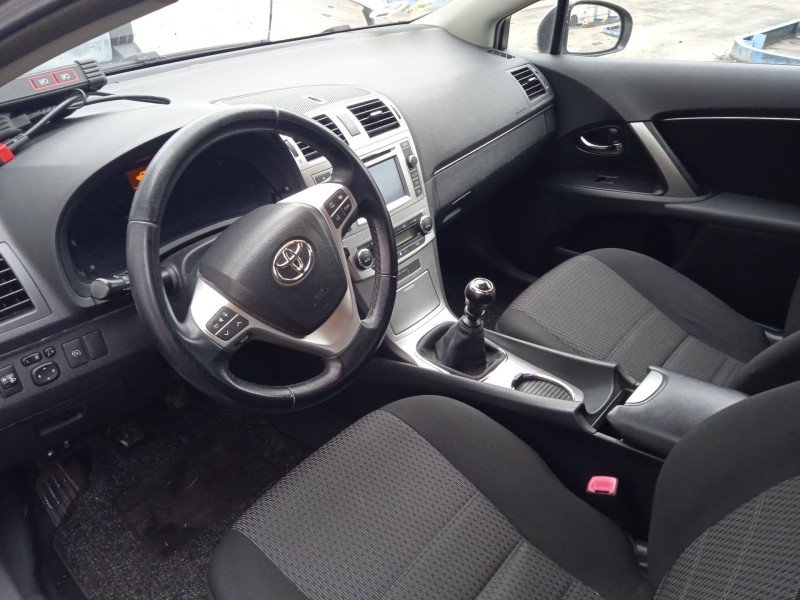 toyota avensis sedán (_t27_) del año 2011