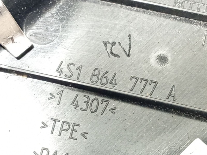 Recambio de embellecedor para audi r8 (4s3, 4sp) 5.2 fsi quattro referencia OEM IAM 4S1864777A  