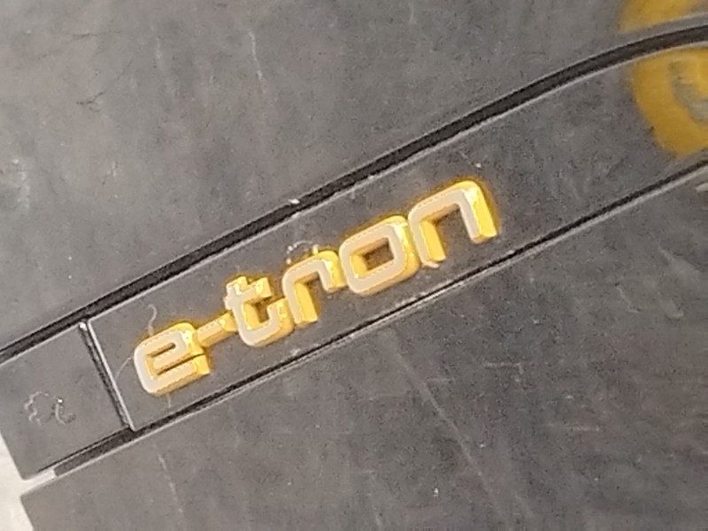 Recambio de aleta delantera derecha para audi e-tron (gen) 50 quattro referencia OEM IAM 4KE821022C  