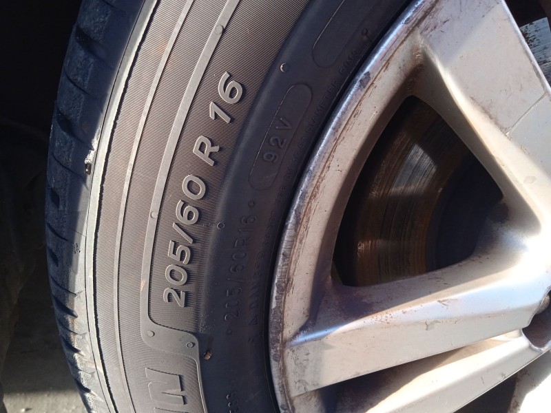 toyota avensis sedán (_t27_) del año 2009