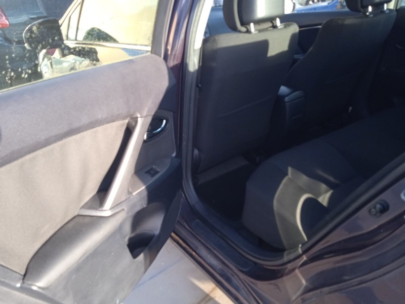 toyota avensis sedán (_t27_) del año 2009