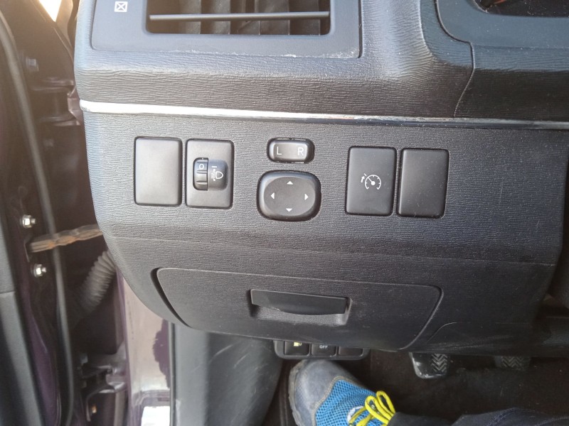 toyota avensis sedán (_t27_) del año 2009