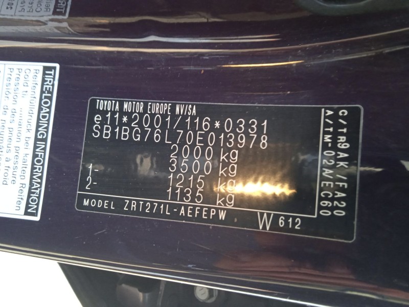 toyota avensis sedán (_t27_) del año 2009