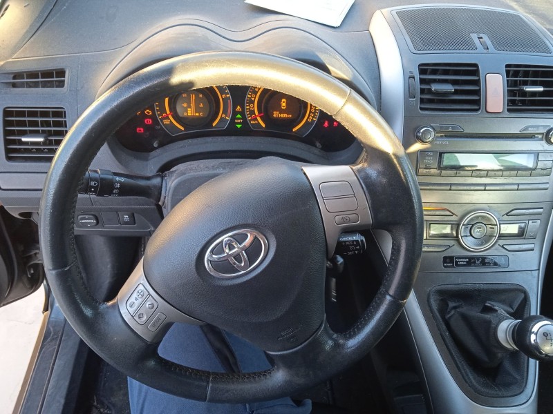 toyota auris (_e15_) del año 2008