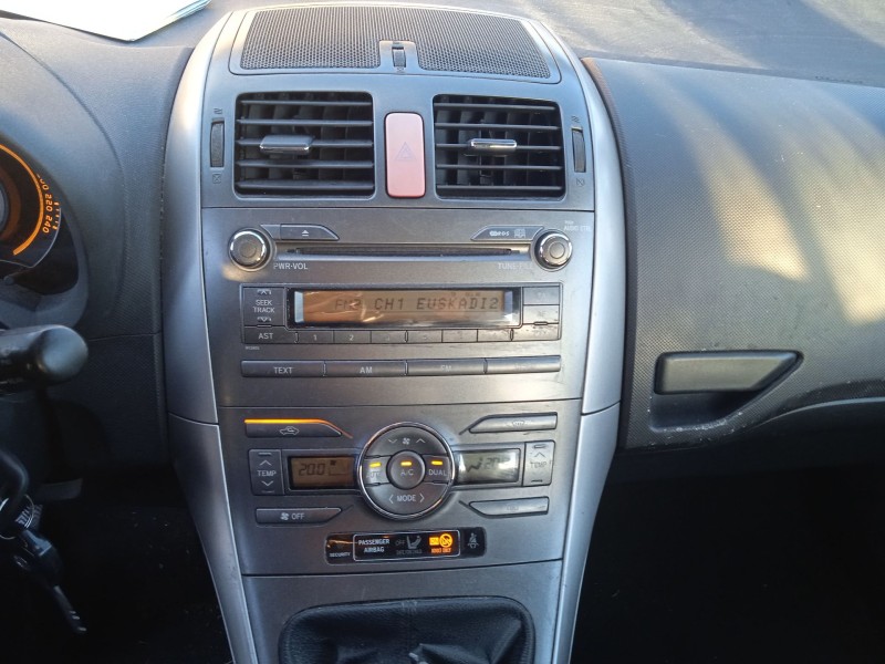 toyota auris (_e15_) del año 2008