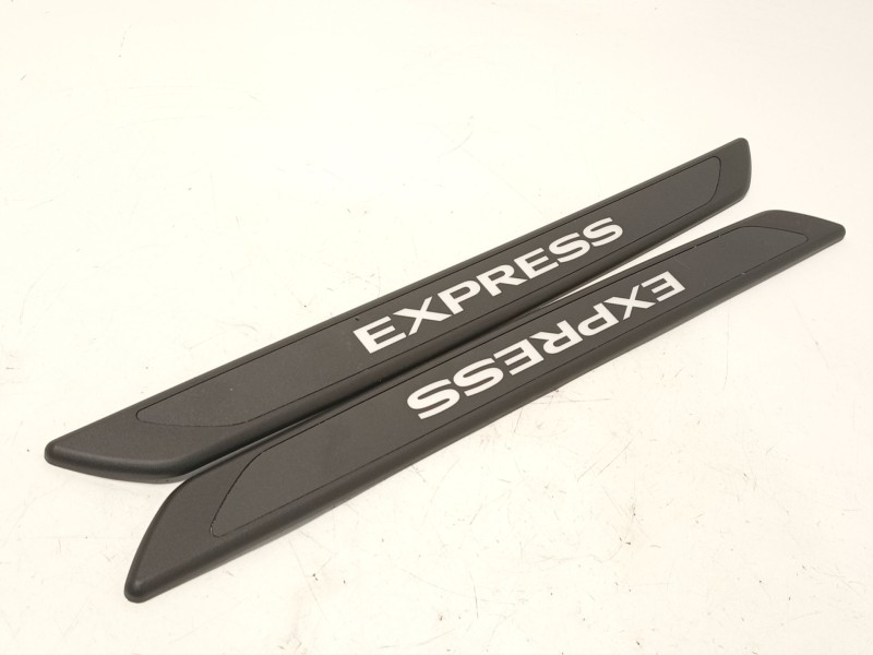 Recambio de molduras delanteras para renault express furgoneta/monovolumen 1.5 blue dci 75 (f6aa) referencia OEM IAM 7711945795 