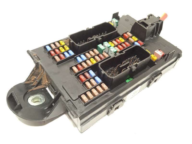 CAJA RELES / FUSIBLES 31682732 32209198