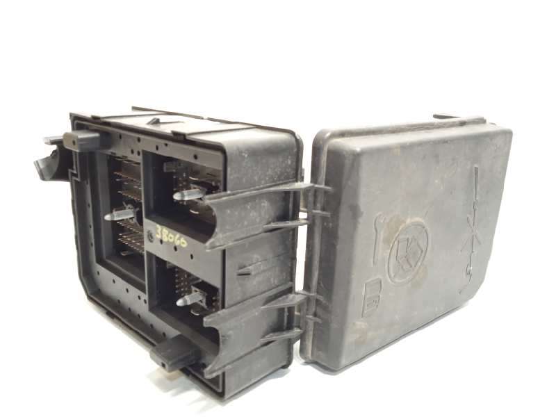 Recambio de caja reles / fusibles para opel corsa e 1.4 referencia OEM IAM 39068005 - Blanco 2
