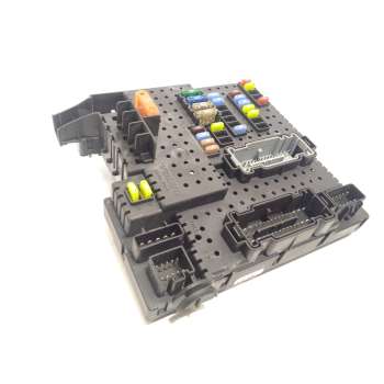 CAJA RELES / FUSIBLES 30728512 28017881
