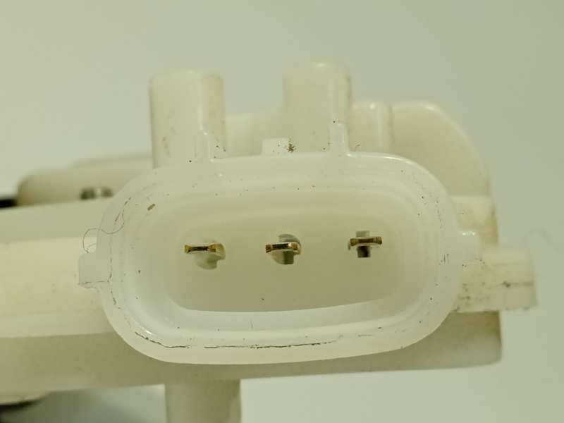 Recambio de cerradura maletero / porton para toyota auris hybrid active referencia OEM IAM 6935002090 - Blanco 3