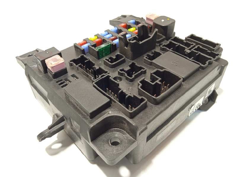 CAJA RELES / FUSIBLES 8637A641 