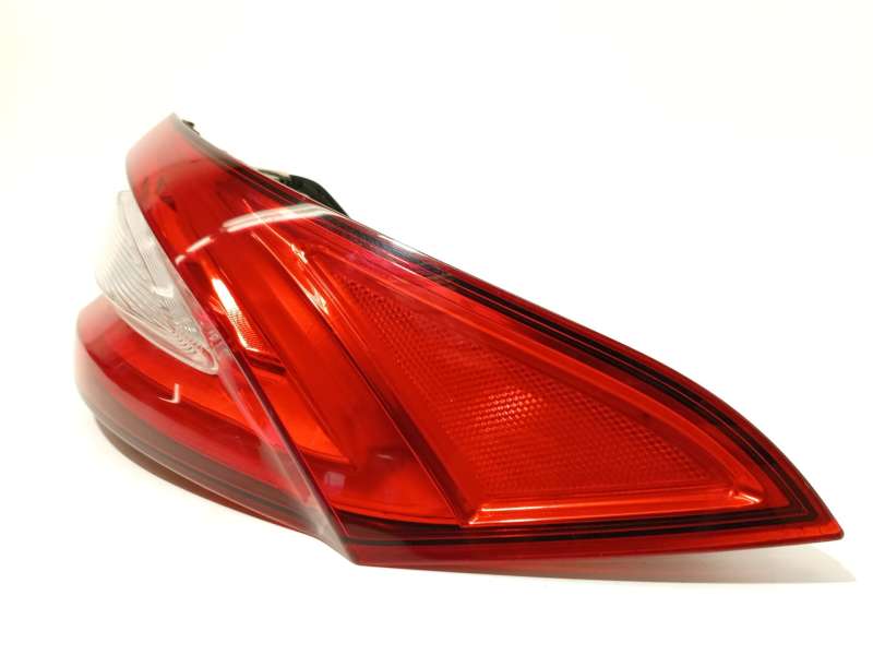 Recambio de piloto trasero derecho para maserati levante suv (m161) 3.0 d q4 referencia OEM IAM 670032331 06700323310 20670203 2