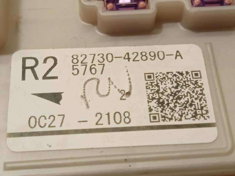 Recambio de caja reles / fusibles para toyota rav4 referencia OEM IAM 8273042890 - Gris 6