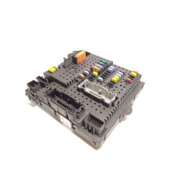 CAJA RELES / FUSIBLES 30786646 28080156