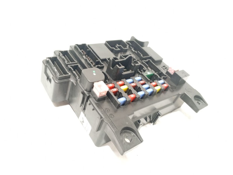 CAJA RELES / FUSIBLES 8637A643 
