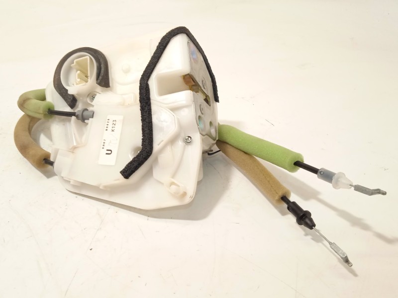 CERRADURA PUERTA TRASERA DERECHA KB7W72310 