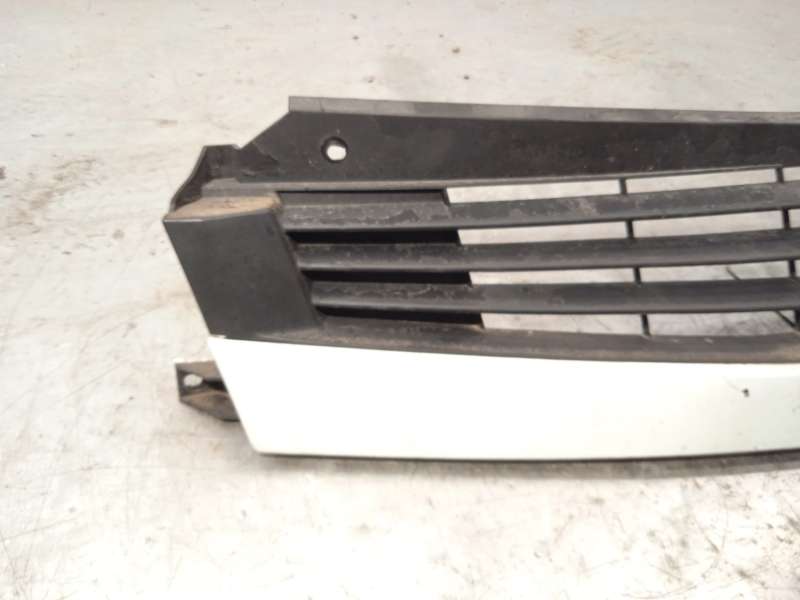 Recambio de rejilla delantera para renault master ii furgoneta (fd) 2.5 dci referencia OEM IAM 8200426365 2