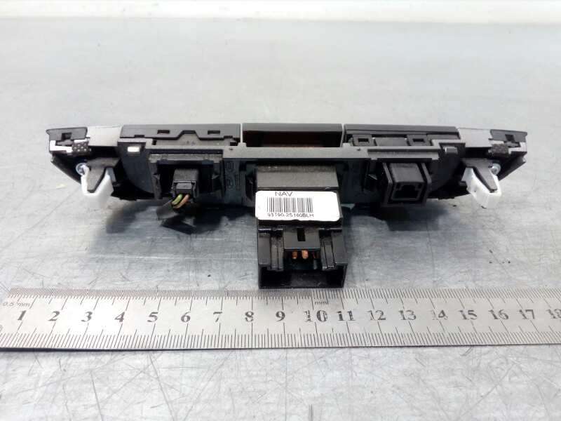 Recambio de warning para hyundai ix35 2.0 cat referencia OEM IAM 847402S450TAN - Blanco 2