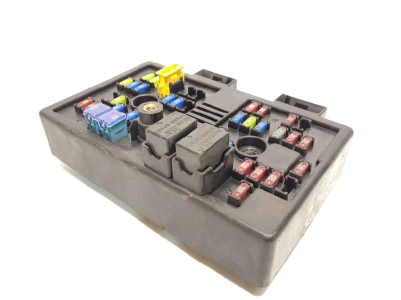 Recambio de caja reles / fusibles para chevrolet captiva 2.0 vcdi lt referencia OEM IAM 96821082 2