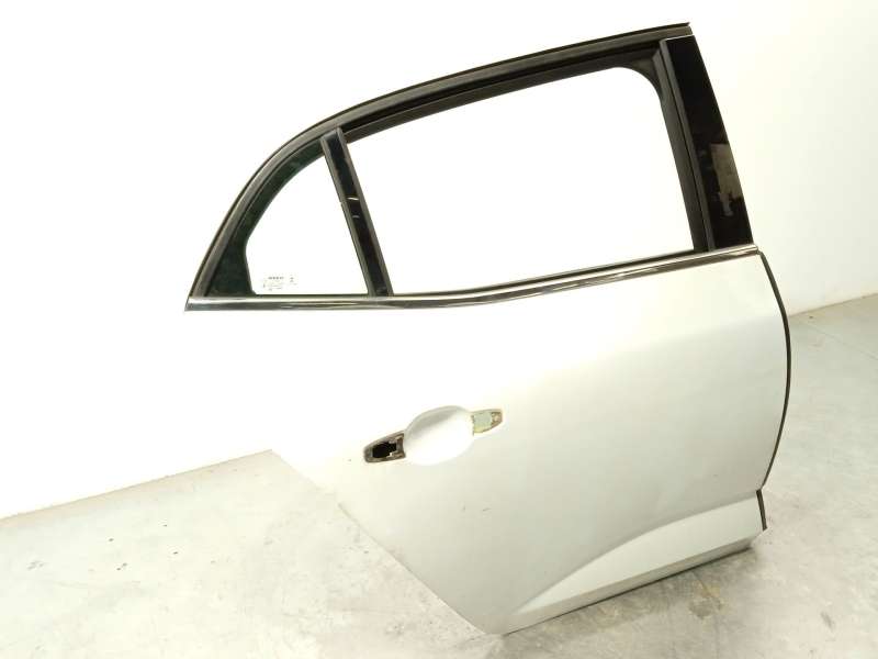 Recambio de puerta trasera derecha para renault megane iv hatchback (b9a/m/n_) 1.5 blue dci 115 (b9a6) referencia OEM IAM 821001 - Blanco 2