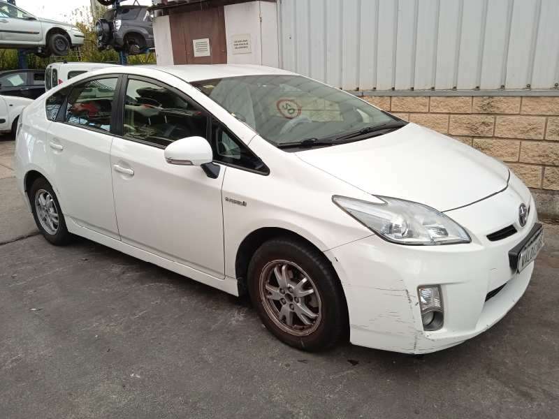 TOYOTA PRIUS (NHW30)