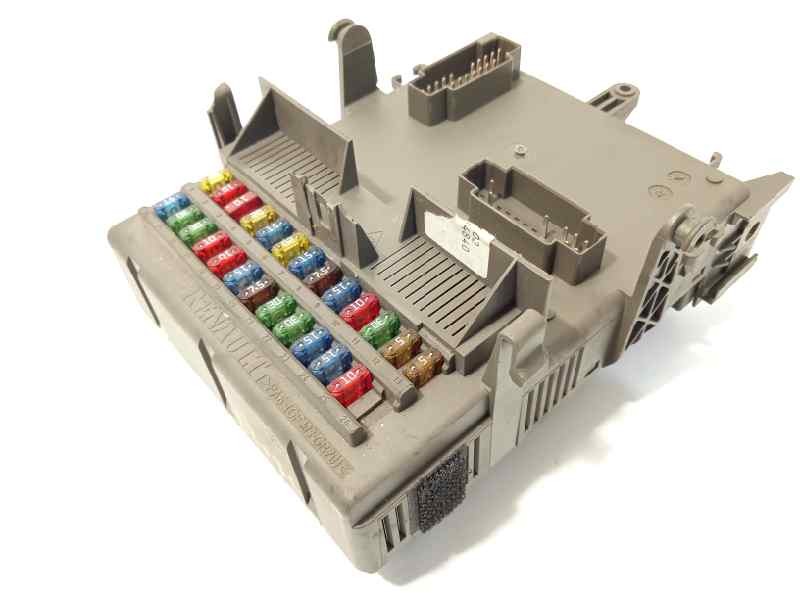 CAJA RELES / FUSIBLES 8200283802 8200004201