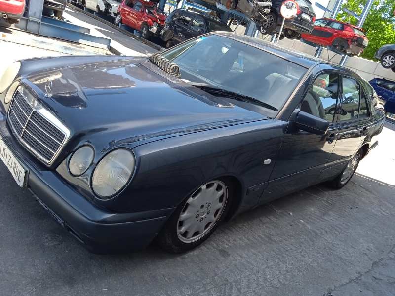 MERCEDES-BENZ CLASE E (W210) BERLINA