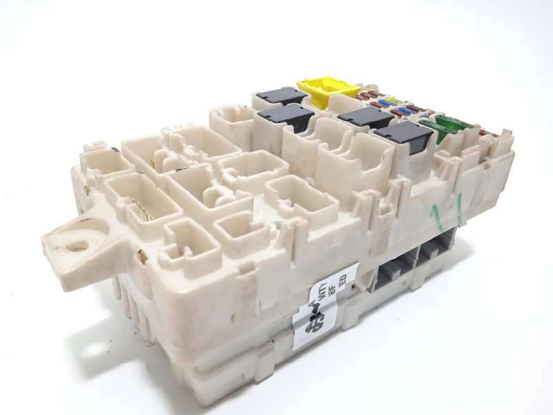Recambio de caja reles / fusibles para mitsubishi space star (a00) motion referencia OEM IAM 8637A998 - Blanco 2