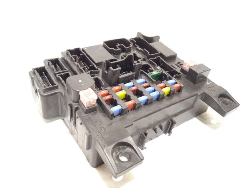 CAJA RELES / FUSIBLES 8637A641 
