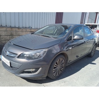 opel astra j sedán del año 2013