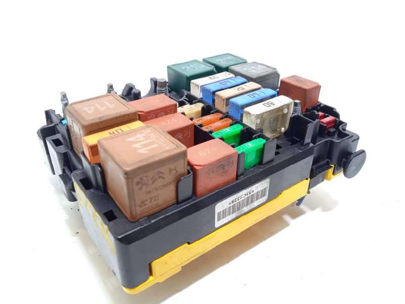 Recambio de caja reles / fusibles para citroën c4 cactus shine referencia OEM IAM 9804848580 - Blanco 2