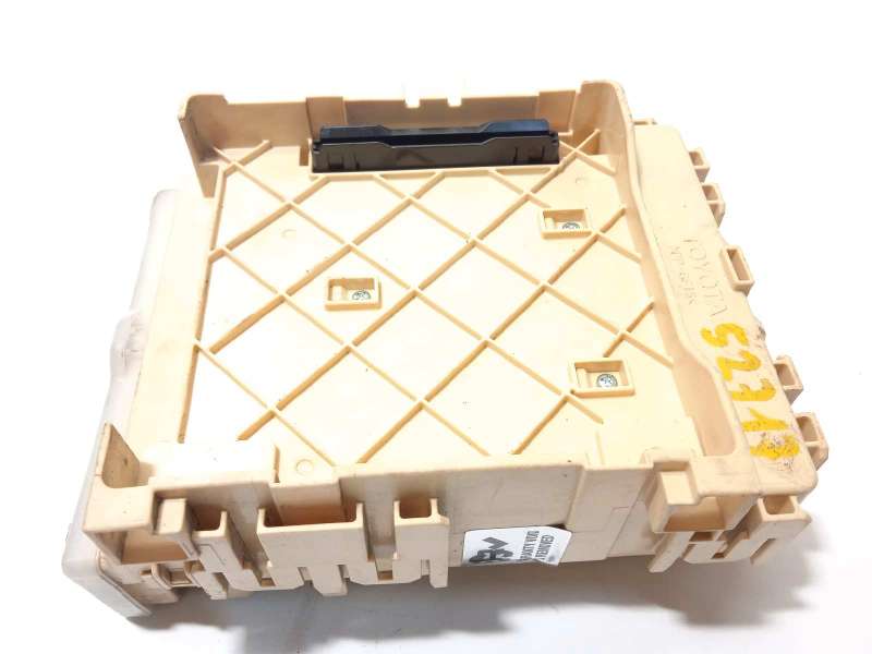 Recambio de caja reles / fusibles para toyota auris 1.8 16v (híbrido) referencia OEM IAM 8273012X80A - Blanco 3