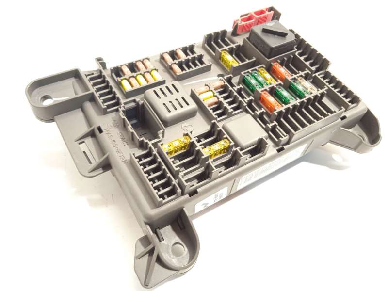 CAJA RELES / FUSIBLES 6931687 61146931687 