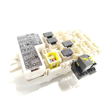 CAJA RELES / FUSIBLES 8637A746 